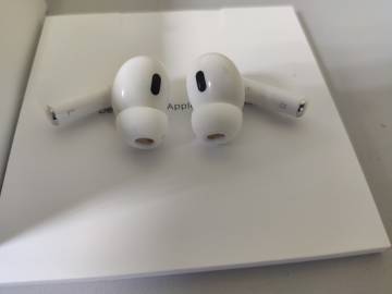 01-200262532: Apple airpods pro 2nd generation with magsafe charging case usb-c