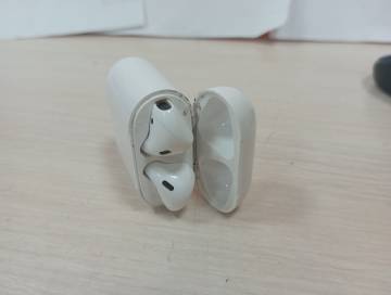 01-200165548: Apple airpods 2nd generation with charging case