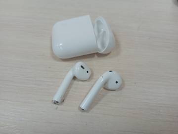 01-200165548: Apple airpods 2nd generation with charging case