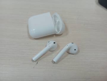 01-200165548: Apple airpods 2nd generation with charging case