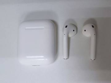 01-200151918: Apple airpods 2nd generation with charging case