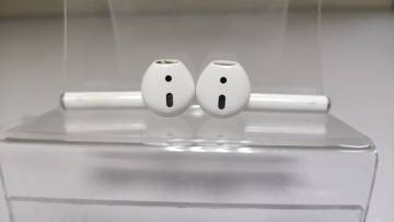 01-200250800: Apple airpods 2nd generation with charging case