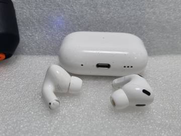 01-200161146: Apple airpods pro 2nd generation with magsafe charging case usb-c