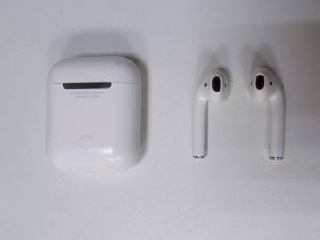 01-200151918: Apple airpods 2nd generation with charging case