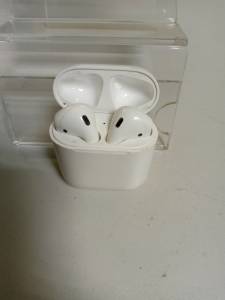 01-200182301: Apple airpods 2nd generation with charging case