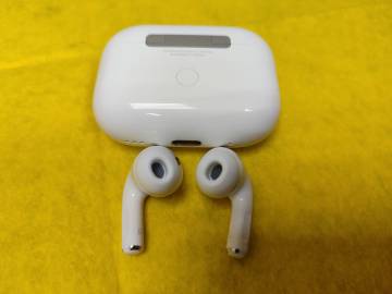 01-200105998: Apple airpods pro 2nd generation with magsafe charging case usb-c