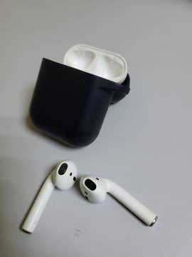 01-200235309: Apple airpods 2nd generation with charging case