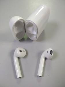 01-200245656: Apple airpods 2nd generation with charging case