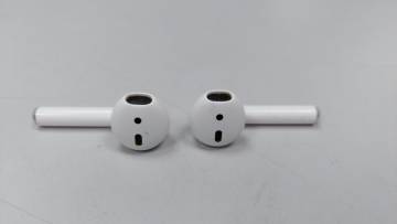 01-200104848: Apple airpods 2nd generation with charging case