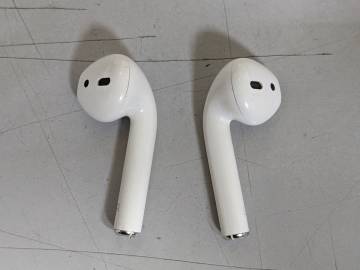 01-200105034: Apple airpods 2nd generation with charging case