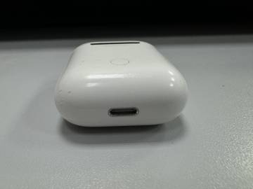 01-200215218: Apple airpods 2nd generation with charging case