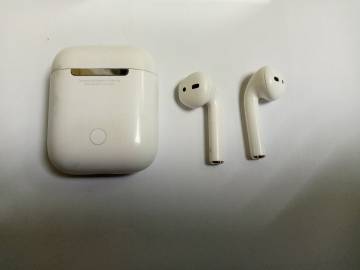 01-200266883: Apple airpods 2nd generation with charging case