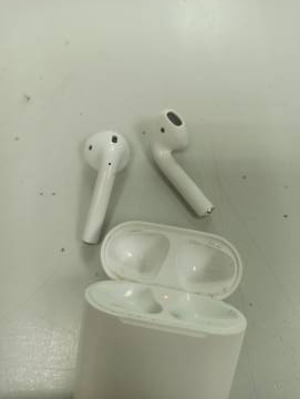 01-200130355: Apple airpods 2nd generation with charging case
