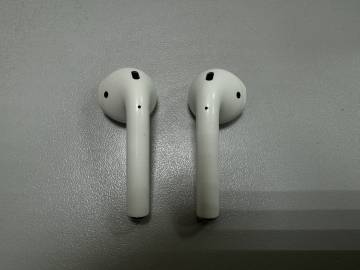 01-200215218: Apple airpods 2nd generation with charging case