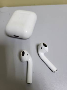 01-200273942: Apple airpods 2nd generation with charging case