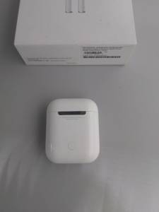 01-200152819: Apple airpods 2nd generation with charging case