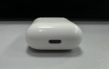 01-200205468: Apple airpods 2nd generation with charging case