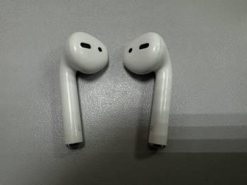 01-200215218: Apple airpods 2nd generation with charging case