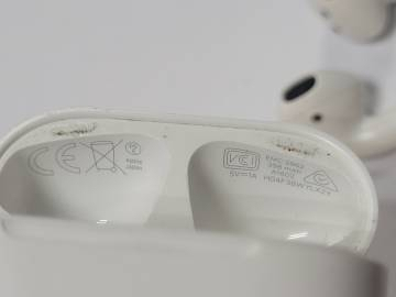 01-200167656: Apple airpods 2nd generation with charging case