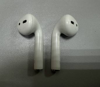 01-200205468: Apple airpods 2nd generation with charging case