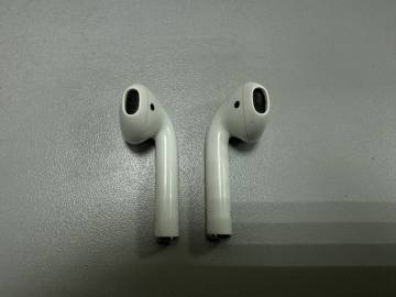 01-200215218: Apple airpods 2nd generation with charging case