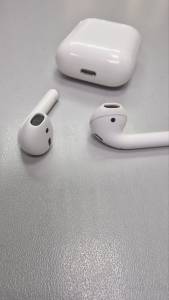 01-200051526: Apple airpods 2nd generation with charging case