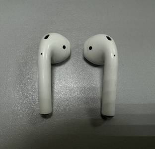 01-200205468: Apple airpods 2nd generation with charging case