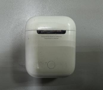 01-200205468: Apple airpods 2nd generation with charging case