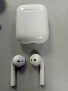 01-200167599: Apple airpods 2nd generation with charging case