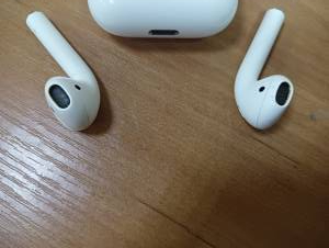 01-200137693: Apple airpods 2nd generation with charging case