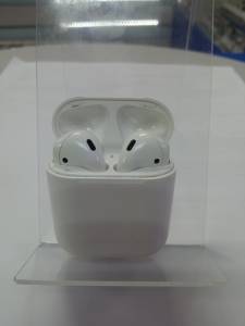 01-200203843: Apple airpods 2nd generation with charging case