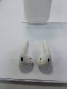 01-200203843: Apple airpods 2nd generation with charging case