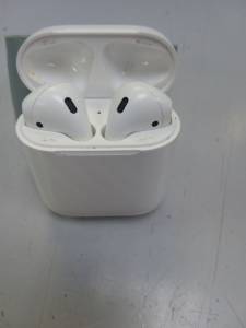 01-200195985: Apple airpods 2nd generation with charging case