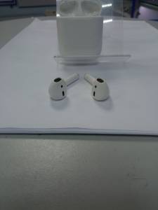 01-200203843: Apple airpods 2nd generation with charging case