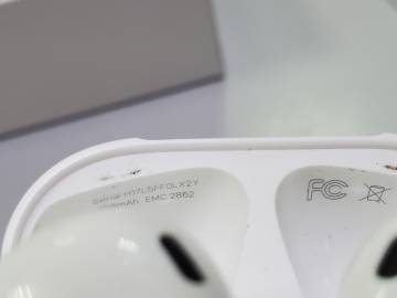 01-200097559: Apple airpods 2nd generation with charging case