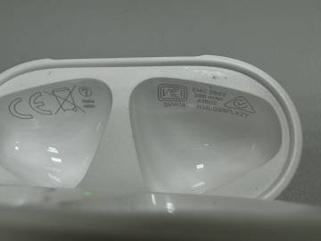 01-200223382: Apple airpods 2nd generation with charging case