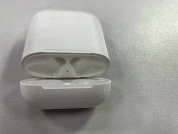 01-200260093: Apple airpods 2nd generation with charging case