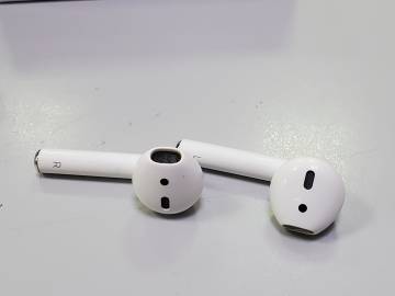 01-200097559: Apple airpods 2nd generation with charging case