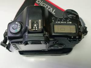 01-200204961: Canon eos 5d body + bg-e4 battery grip