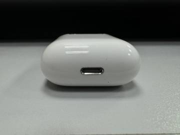 01-200223382: Apple airpods 2nd generation with charging case