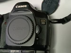 01-200204961: Canon eos 5d body + bg-e4 battery grip