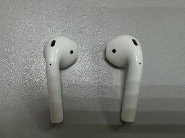 01-200223382: Apple airpods 2nd generation with charging case