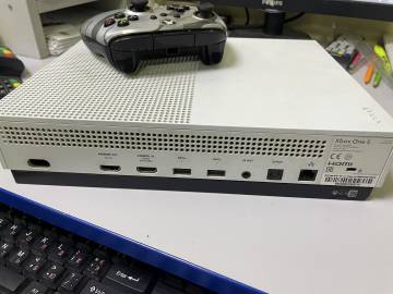 01-200273648: Microsoft xbox one s 1tb