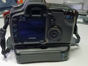 01-200204961: Canon eos 5d body + bg-e4 battery grip