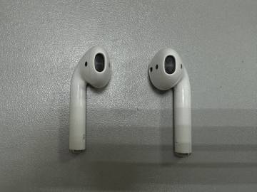 01-200223382: Apple airpods 2nd generation with charging case