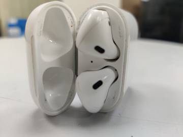 01-200263489: Apple airpods 2nd generation with charging case