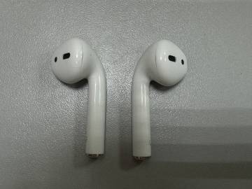 01-200223382: Apple airpods 2nd generation with charging case