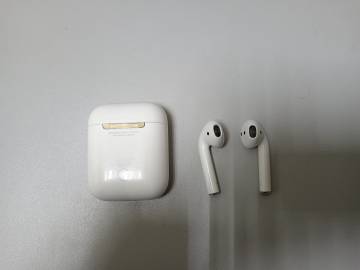 01-200137382: Apple airpods 2nd generation with charging case