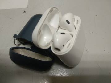01-200107113: Apple airpods 2nd generation with charging case