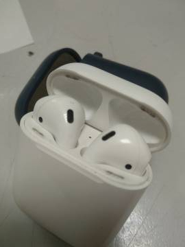01-200107113: Apple airpods 2nd generation with charging case